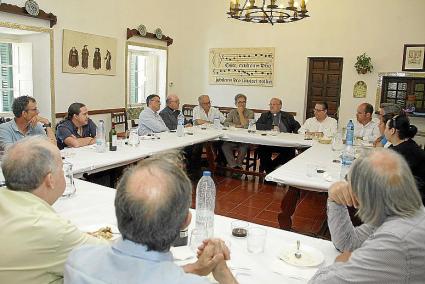 El obispo Francesc Conesa, con los periodistas este jueves en El Toro