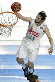 Sergio Llull, a punto de anotar en penetración