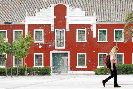 Imagen del antiguo cuartel Conde de Cifuentes, con vallas de seguridad frente a la puerta