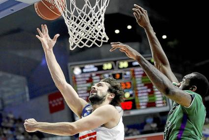 Sergio Llull anota bajo tabla pese a la oposición del jugador congoleño de Unicaja, Eyenga