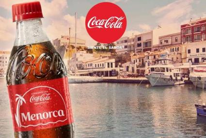 Imagen promocional de la campaña, con una botella de Coca-Cola con el nombre de Menorca, y la imagen de fondo del puerto de Ciutadella.