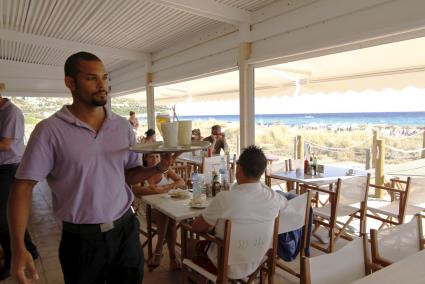 MENORCA - CAMARERO EN UNA TERRAZA DE LA PLAYA DE SON BOU.