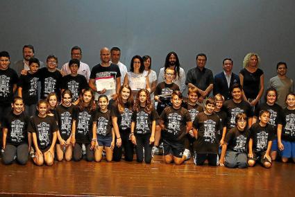 Durante el acto, todos los estudiantes recibieron obsequios por su participación en los certámenes