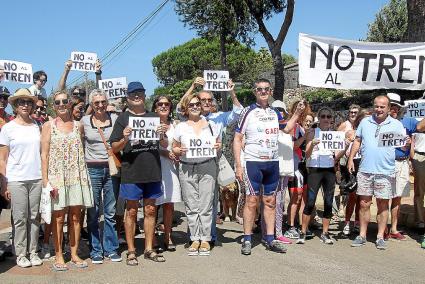 Vecinos de las urbanizaciones de la costa de Sant Lluís se manifestaron este sábado en Binissafúller