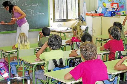 Imagen de archivo de una docente dando clase en un colegio público de la Isla.