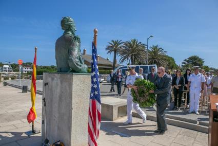 El acto ha tenido lugar frente al busto del Almirante Farragut, en el paseo marítimo de Ciutadella.