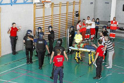 Policías locales, durante un ejercicio de preparación para Sant Joan, ayer en el polideportivo.