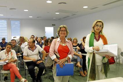 Asunción Pons y Misericordia Sugrañes ayer, durante la junta insular celebrada en Es Mercadal