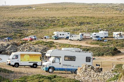 MENORCA - CAMPING SIN CONTROL EN CALA VIOLA .