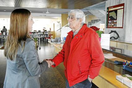 De Juan y Pi saluda a la consellera Pons Faner en diciembre de 2014, fecha en la que se aprobó la NTT.