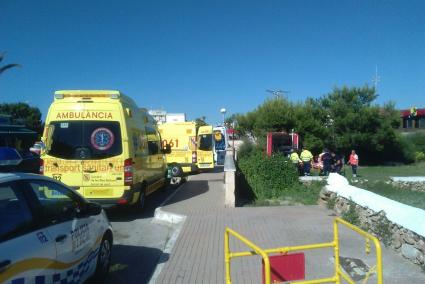 Imagen de las ambulancias del 061, antes del traslado del herido al Mateu Orfila.