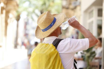 Un hombrre resfrescándose este martes en Ciutadella.