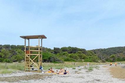 MAHON. PLAYAS. La nueva torre , instalada en la mitad de la playa de Es Grau .