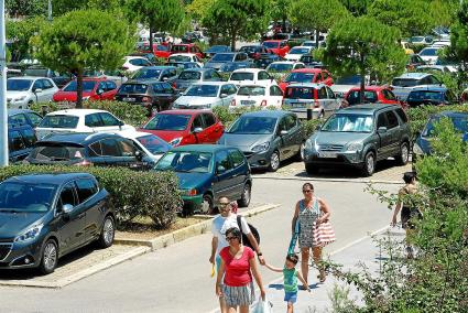 Todas las plazas del aparcamiento más importante de la urbanización, completas ayer domingo poco después del mediodía.