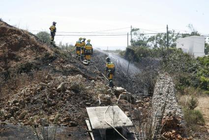 El incendio se ha declarado en una parcela situada entre el Camí de Llucmaçanes y la Vía Ronda, enfrente del hospital Mateu Orfila.