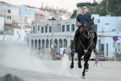 Los ‘cavallers’ practican sus carreras en el puerto de Ciutadella