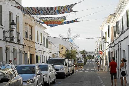 Sombra. Parasoles tejidos con bolsas de plástico por colaboradores voluntarios se han instalado en el Cós de Sant Lluís para dar