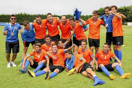 Hambre de metal. El equipo de fútbol dirigido por Biel Llabrés y Joan Meliá superó en Jersey por primera vez la fase inicial y e