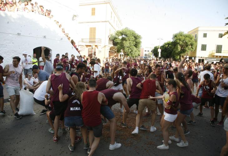 Llançament d'avellanes a sa Contramurada