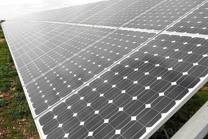 Placas solares en el parque fotovoltaico de Binisafúller, en Sant Lluís, actualmente en funcionamiento