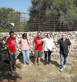 Autoridades y activistas, ante la pared de Binimoti.