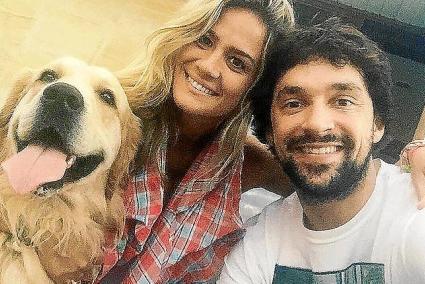 Sergio y Almudena comparten su vida con Buddy, un labrador con el que disfrutan de su día a día en la capital de España