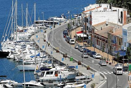 Los distintos negocios del puerto de Maó desde hace diez días ven como sus empleados y clientes tienen que pasar por caja para e