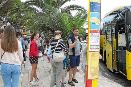 Un grupo de usuarios espera para subir a uno de los autobuses de línea regular en Es Pins