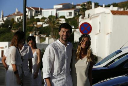 Llull y Cánovas llegaron muy sonrientes al evento en Isabella Beach Club, donde estuvieron acompañados por buena parte de la pla