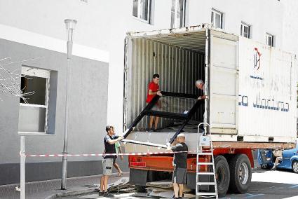 La sustitución de ventanas en la Escola d’Art y la delegación territorial de Educación, en marcha