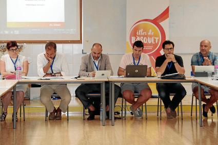 Imagen de la mesa presidencial durante la Asamblea de ayer de la Federació Balear.