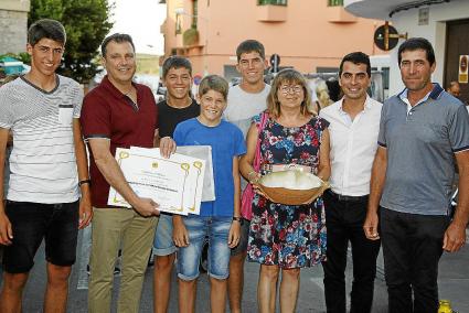 Guanyadors. A l’esquerra, la família de Son Quart, després de rebre el premi; i a dalt, Roser Gornés, de l’empresa maduradora To