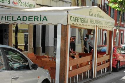 Desayuno desnuda. La joven se quitó toda la ropa cuando se sentó en la terraza de Ca n’Elena. Tenía mucho calor, dijo. Cuando llegaron los agentes ya se había vestido.