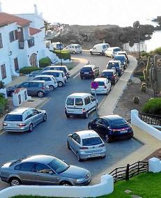 Coches aparcados en la urbanización.