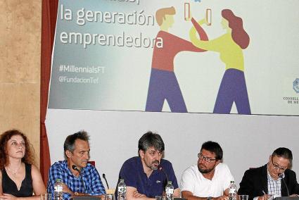 Los ponentes que intervinieron ayer en la presentación del informe en la sede del Consell.