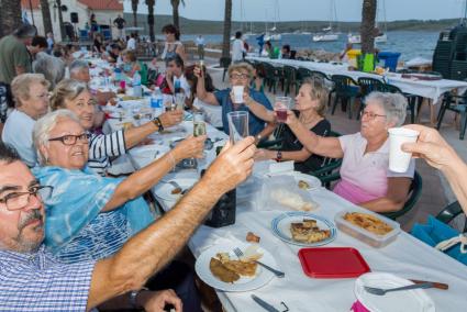 El carrer de la Mar es va omplir de taules i cadires per celebrar aquest gran sopar de germanor.