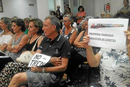 Más de 70 personas en el pleno, algunas protestaron contra el tren turístico