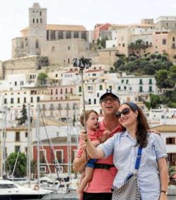 Turistas en el puerto de Ibiza