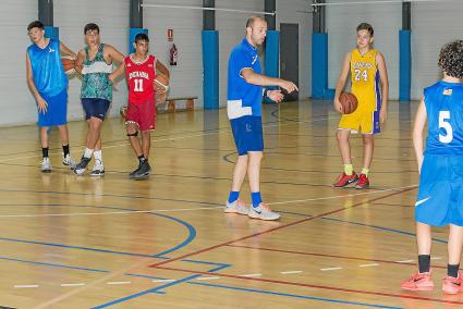 Martínez Escala. El entrenador catalán coordina, junto a Ignasi Jover y Jordi Anglada, la semana del campus de la FBIB en la categoría infantil masculina que ha reunido a 43 jugadores del archipiélago, dirigidos por diez técnicos