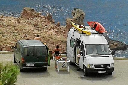 Autocaravanas y furgonetas, en la calle Auriga de Cala Morell