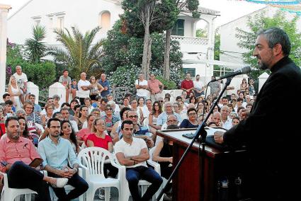 Joan Tutzó pronunciant el pregó de les festes de Sant Gaietà a Llucmaçanes.