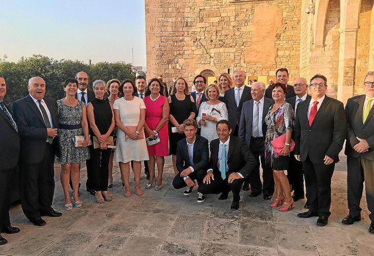 Grupo de menorquines en el patio del Palau de S’Almudaina antes de empezar la recepción con los Reyes