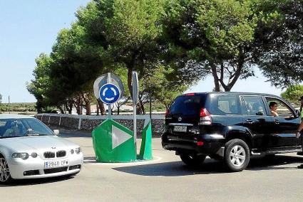 Un agente de la Guardia Civil informa a los ocupantes de un vehículo que los parkings están llenos