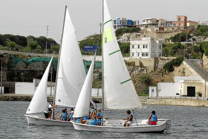 Aprendizaje en el mar. La teoría adquiere todo su sentido al trasladarla a la práctica; los bisoños deportistas ejecutan cada ac