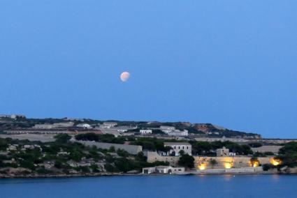 El eclipse, con el Lazareto de fondo