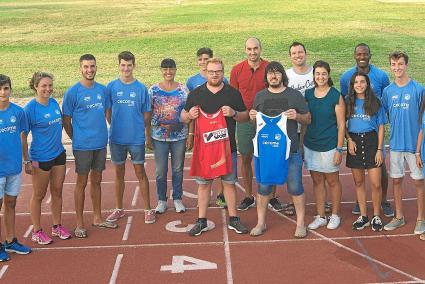 Integrantes del CCE Sant Lluís y el Menorca Atletisme se reunieron en la pista de Maó para inmortalizar el acuerdo