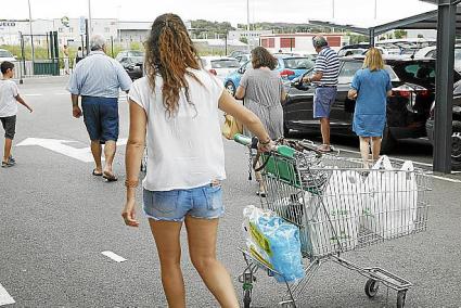 Clientela de verano en un supermercado de Maó