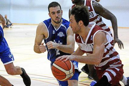 Ismael Fernández, en posición defensiva ante un rival.