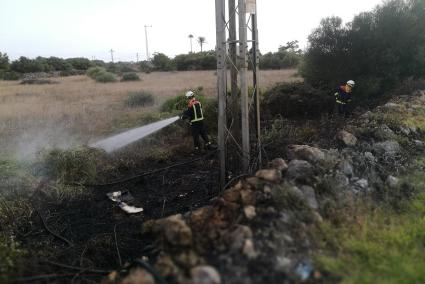 Los bomberos sofocan un pequeño incendio que se ha propagado este martes en el Camí Vell de Ciutadella