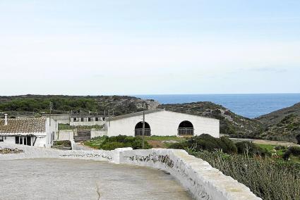 Terraza delantera de la casa de Mongofra con vistas de la finca, almacenes agropecuarios y el mar al fondo.